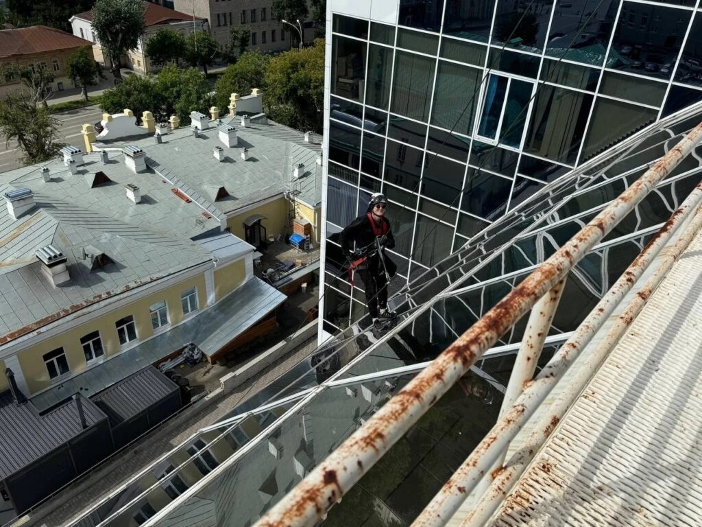 Герметизация швов стеклянного фасада