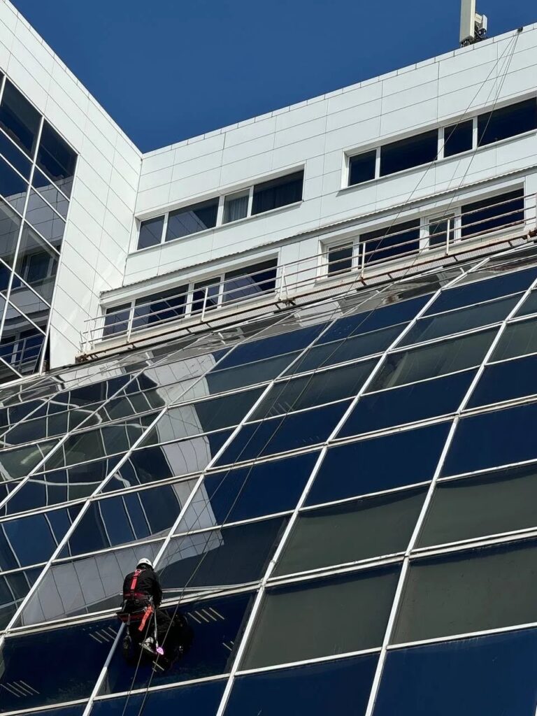 Герметизация швов стеклянного фасада