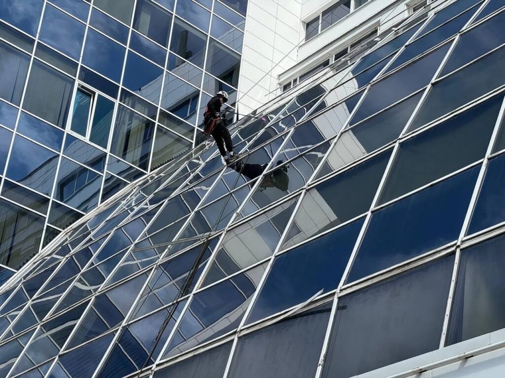 Герметизация швов стеклянного фасада